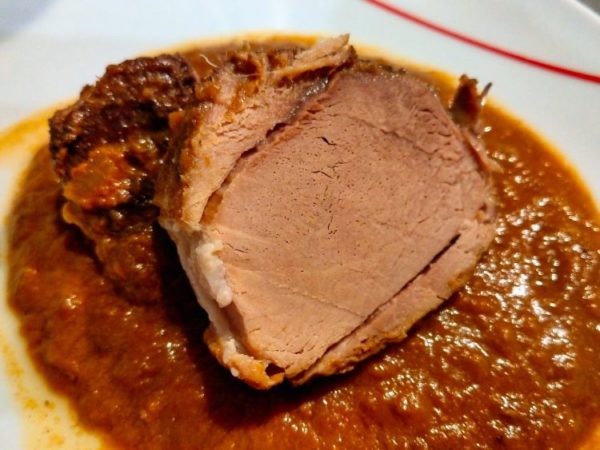 Rollbraten mit Rotweinsoße aus dem Slow Cooker - electro-space