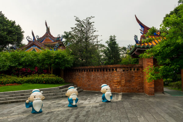 Lustige Konfuzius-Figuren vor einem Konfuzius-Tempel in Taipeh