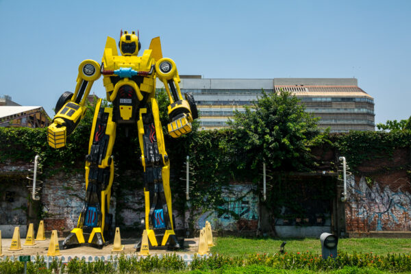 Die Statue eines Transformers beim Künstlerviertel von Pier 2
