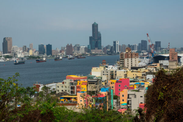 Blick von der Insel Qijin auf das Stadtzentrum von Kaohsiung
