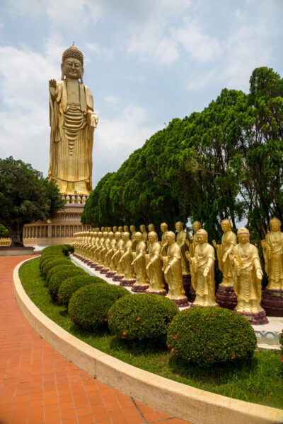 Viele goldene Buddhas auch im alten Teil von Fu Guang Shan