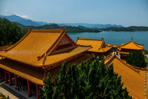 Die Dächer des Wenwu Tempels, im Hintergrund der Sonne Mond See