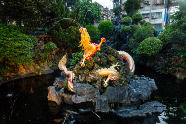 Ein Wasser speiender Drache im Teich des Longshan Tempels