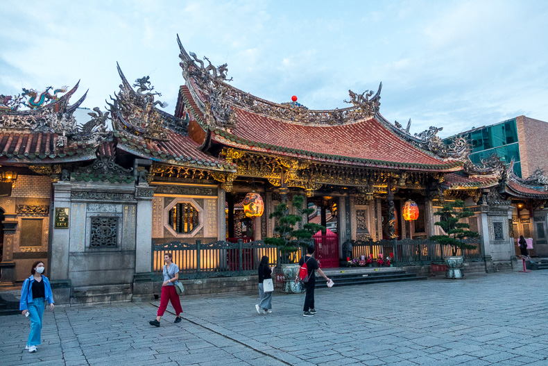 Der Longshan Tempel in Taipeh bei Dämmerung