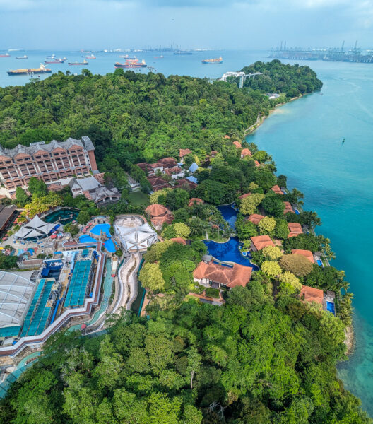 Blick auf die Hotelanlagen von Sentosa aus der Seilbahn