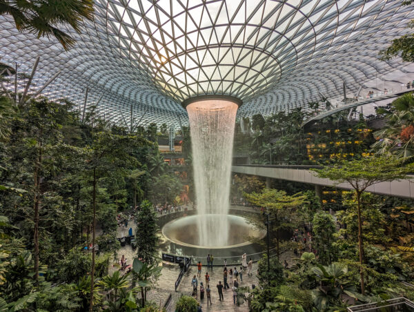 Rain Vortex im Jewel Changi Airport